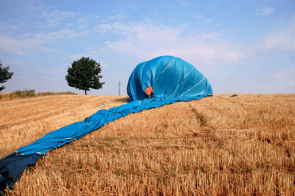 Přistání, vyfouknutí, složení balonu