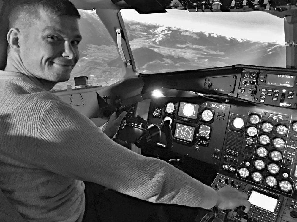 Let v simulátoru dopravního letadla ATR ve výcvikovém středisku pilotů na letišti na Ruzyni v Praze.
