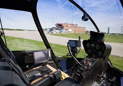 Kokpit vrtulníku R44