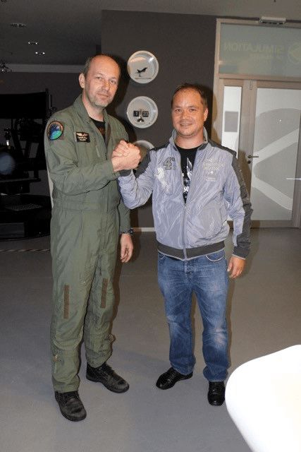 Simulátor stíhačky F16 falcon s profesionálním pilotem