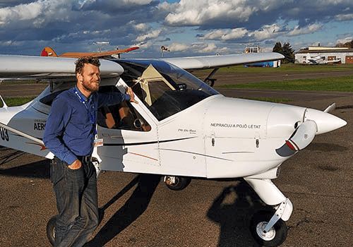 Pilotem na zkoušku - klient před letadlem