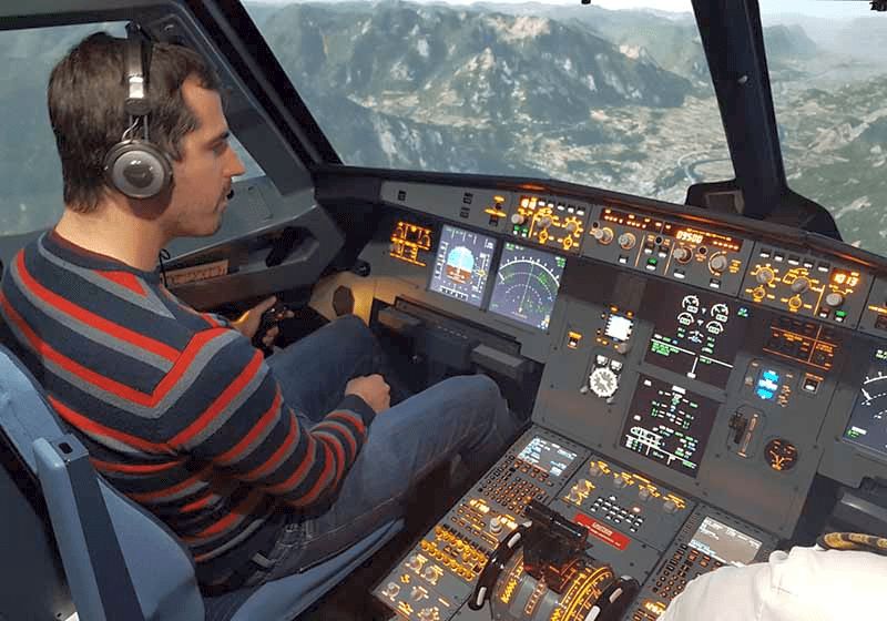 Pilot v kokpitu A320 simulátor Praha