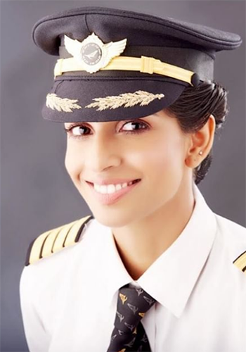 Anny v uniformě pilotky