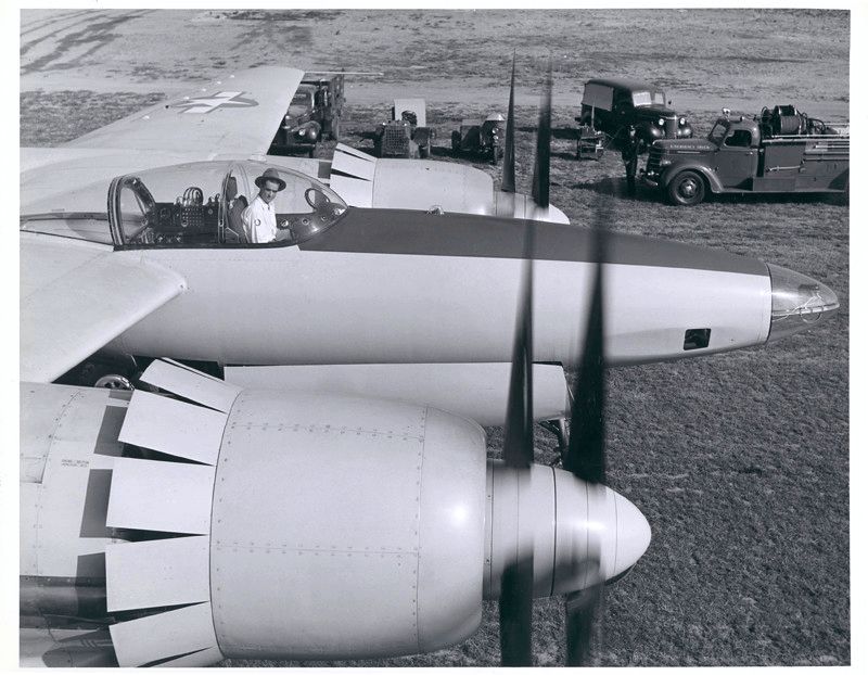 Howard Hughes v cockpitu XF-11