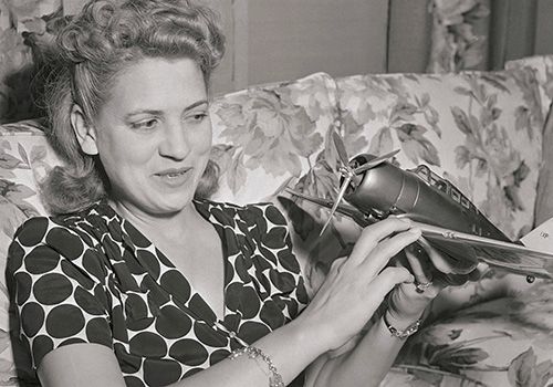 Jacqueline Cochran s modelem letadla