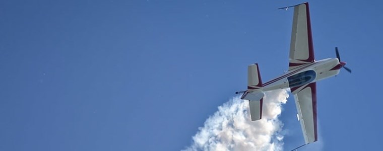 Let v akrobatickém speciálu EXTRA 330LC s reprezentantem ČR v letecké akrobacii