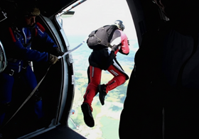 Seskok padákem typ křídlo - základní výcvik parašutismu Příbram