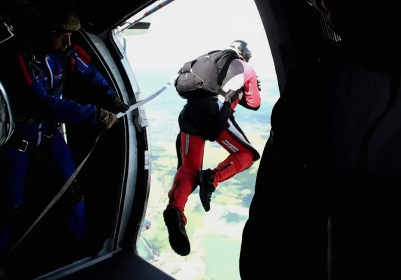 Seskok padákem typ křídlo - základní výcvik parašutismu Příbram