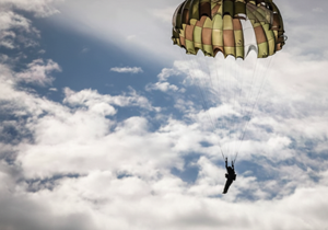 Seskok kulatým padákem - základní výcvik parašutismu Příbram