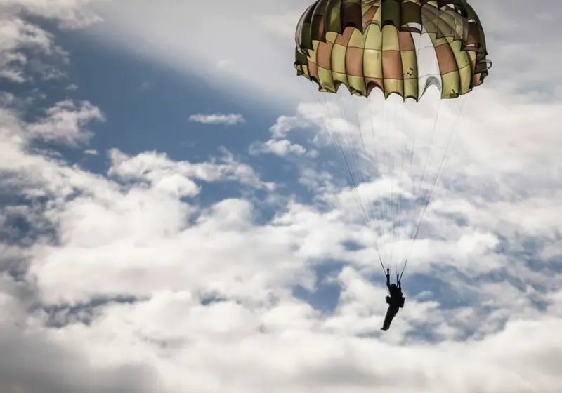 Seskok kulatým padákem - základní výcvik parašutismu Příbram