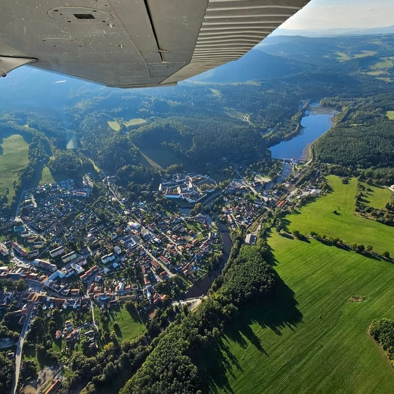 Vyhlídkový let zámky jižních Čech a divoká Šumava