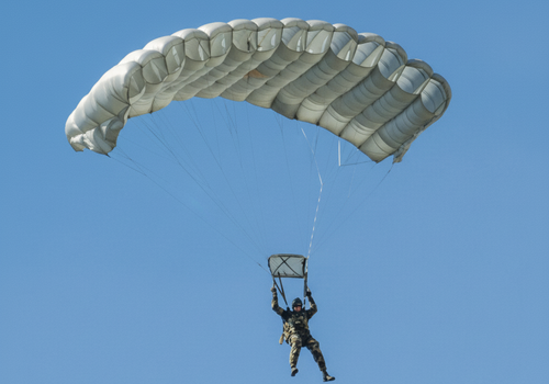 Samostatný seskok padákem - základní výcvik parašutismu Most