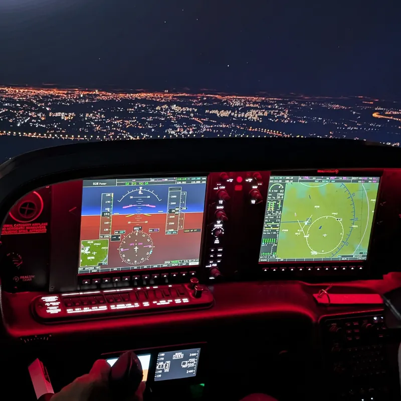Simulátor moderního letadla Cirrus SR22 ve výcvikovém centru pilotů v Praze