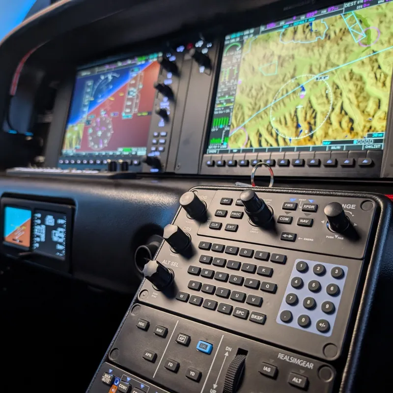 Simulátor moderního letadla Cirrus SR22 ve výcvikovém centru pilotů v Praze