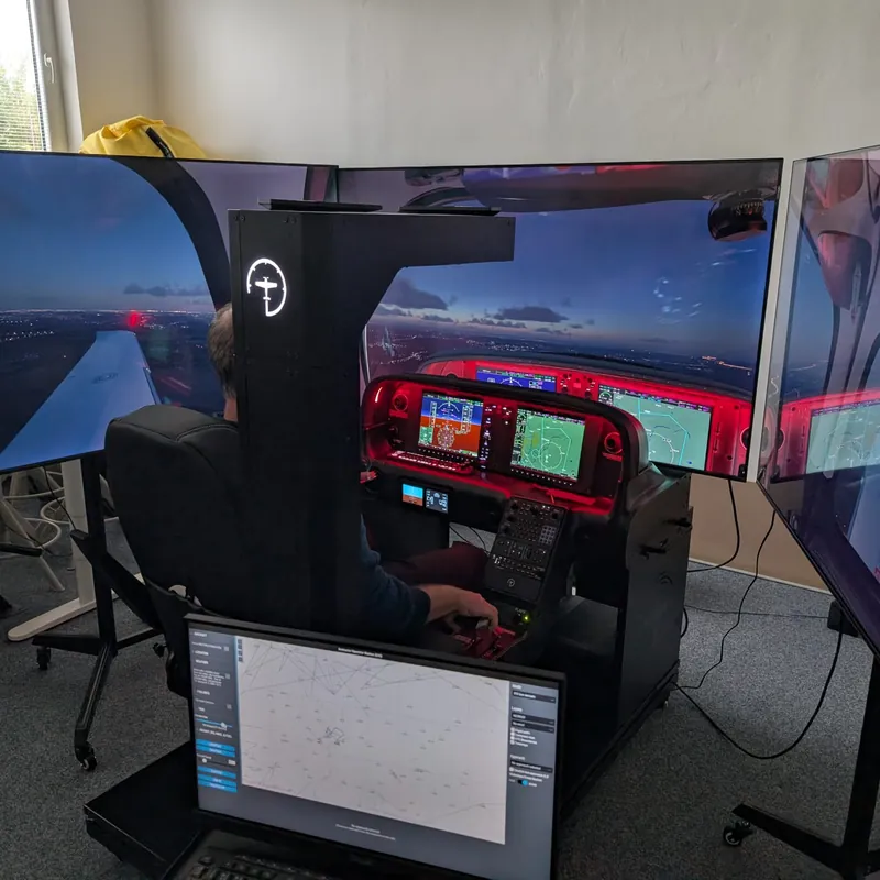 Simulátor moderního letadla Cirrus SR22 ve výcvikovém centru pilotů v Praze