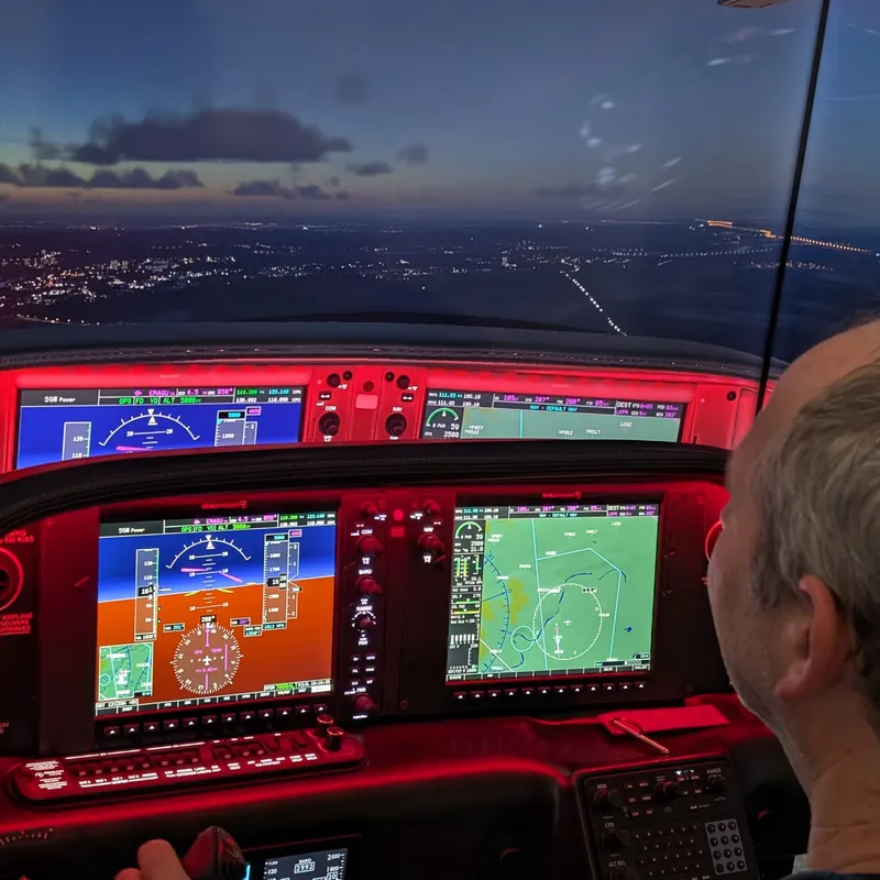 Simulátor moderního letadla Cirrus SR22 ve výcvikovém centru pilotů v Praze