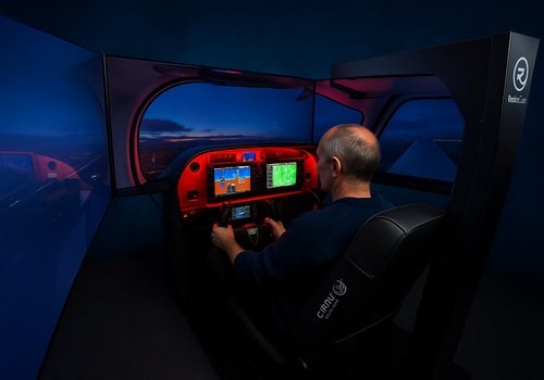 Simulátor moderního letadla Cirrus SR22 ve výcvikovém centru pilotů v Praze
