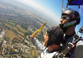 Tandemový seskok padákem Most