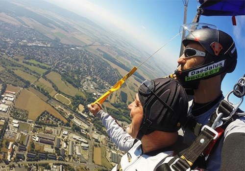 Tandemový seskok padákem Most