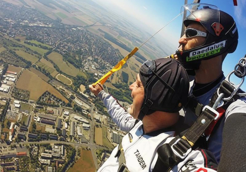 Tandemový seskok padákem Most